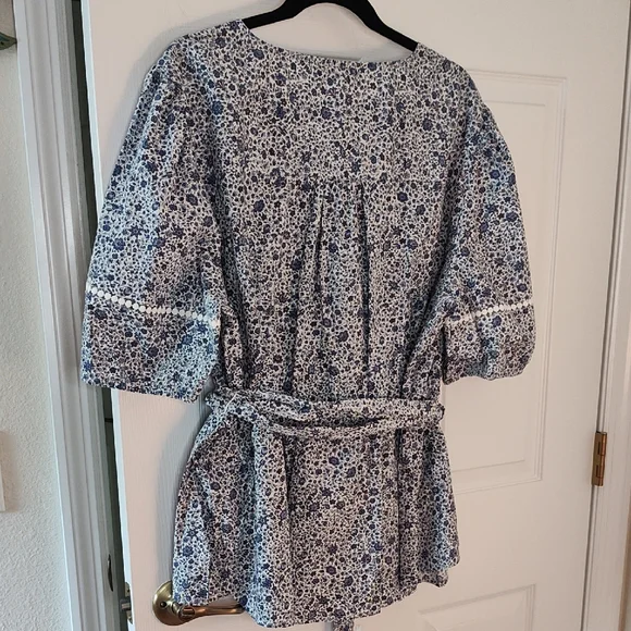 Lane Bryant Blue and White Floral Top 24P - Picture 5 of 6